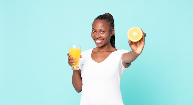 Czarny african american dorosła kobieta. koncepcja soku pomarańczowego