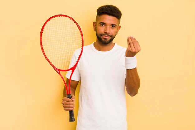 Czarny afro mężczyzna wykonujący gest capice lub pieniądze, mówiący ci, aby zapłacić koncepcję tenisa