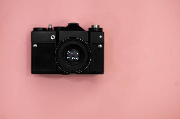 Zdjęcie czarny aparat z numerem 1 na różowym tle