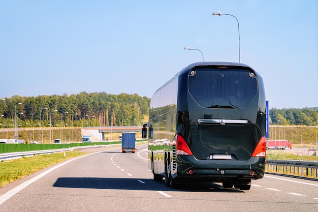 Czarny autobus turystyczny na drodze w Polsce. Koncepcja podróży.