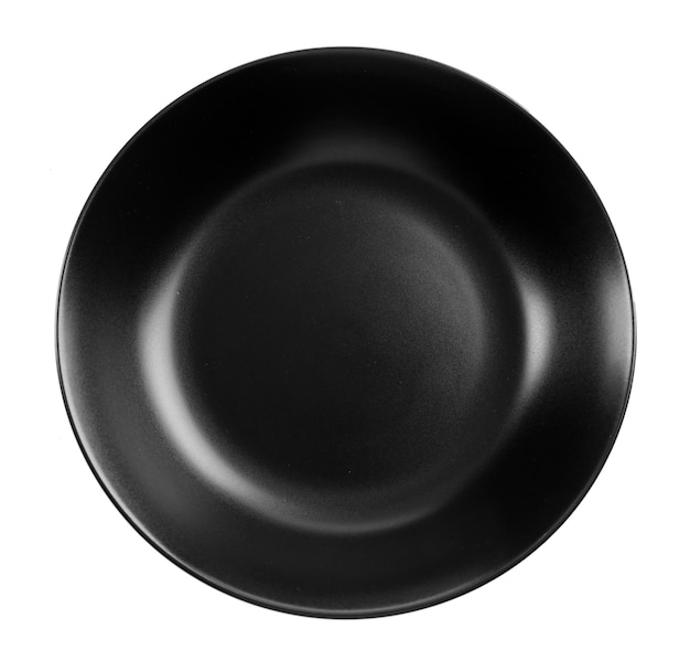 Czarny ceramiczny talerz do zupy na białym tle