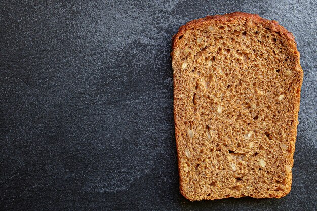 Czarny chleb żytni z przydatnymi dodatkami i nasionami