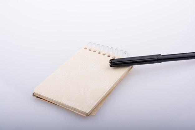 Czarny długopis na notatniku