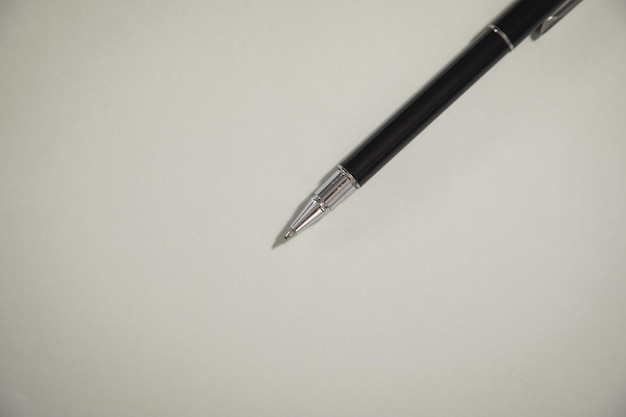 Czarny długopis na szarym tle