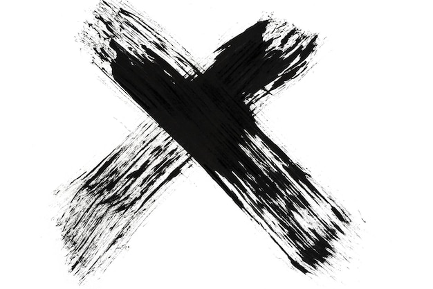 Czarny grunge krzyż na białym tle narysowany szczotką