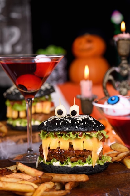 Czarny hamburger na Halloween.