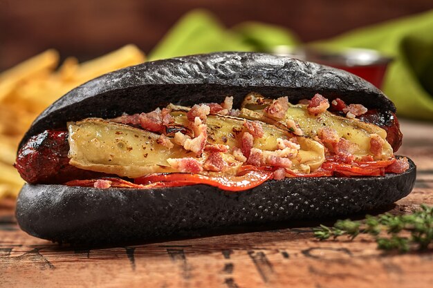 Czarny Hot Dog Z Grillowanym Pomidorem Z Serem I Smażonym Boczkiem