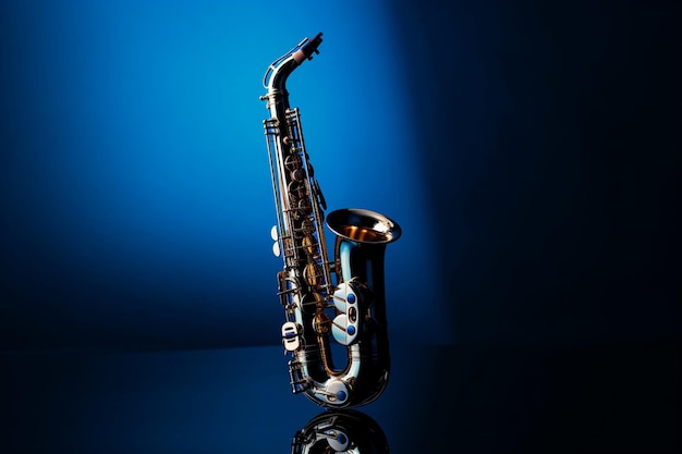 Czarny i niebieski saksofon jest na niebieskim tle.