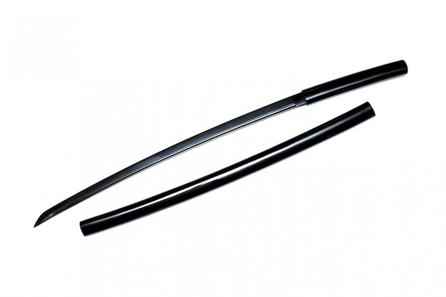 Czarny Japoński miecz z błyszczącą pochwą na białym tle. Ten rodzaj japońskiego miecza nazywa się „Shirasaya”