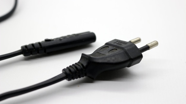 Czarny kabel audio na białym tle