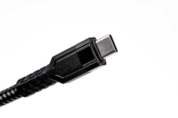 Zdjęcie czarny kabel ładowarki usb typu c na białym tle