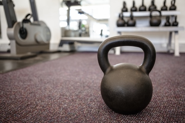 Czarny kettlebell na podłodze pokoju z ciężarkami