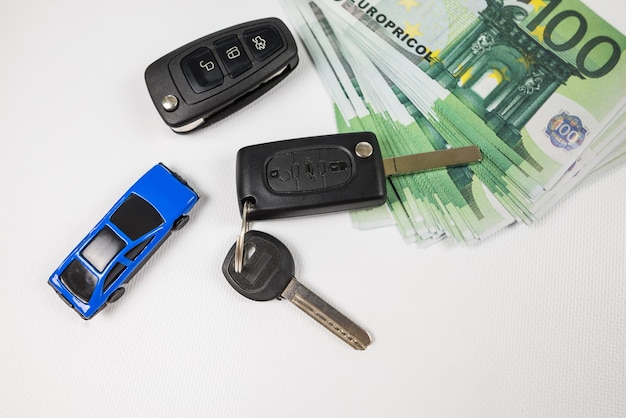 Czarny kluczyk do samochodu euro pieniądze i niebieskie ubezpieczenie samochodu-zabawki sprzedaż lub wynajem