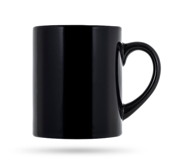Czarny kubek do kawy lub herbaty na białym tle