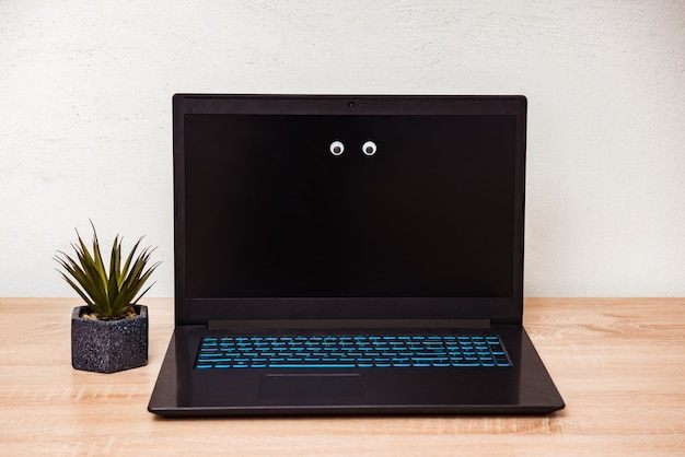 Czarny Laptop Z Oczami Na Ekranie. Pojęcie Nadzoru Internetowego I Szpiegostwa