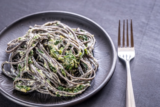 Czarny Makaron Ze Szpinakiem, Mascarpone I Parmezanem