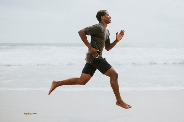 Czarny mężczyzna biegający po plaży
