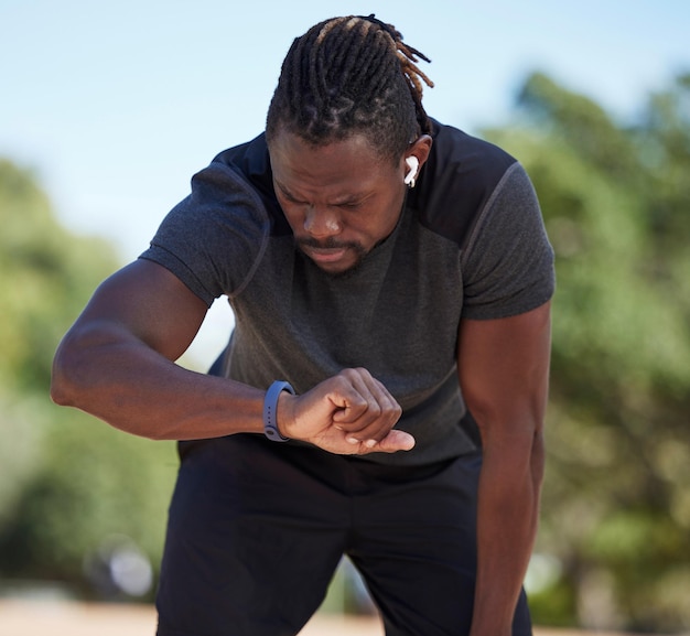Czarny mężczyzna fitness i czas inteligentnego zegarka do biegania lub zdrowego treningu maratońskiego Stoper biegacz sportowy i przerwa sportowca, aby monitorować kroki liczyć tętno lub postępy