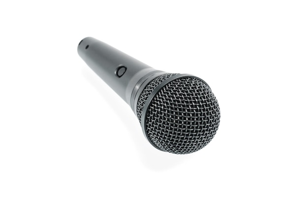 Czarny mikrofon z przyciskiem leżącym na białej powierzchni izolowanej