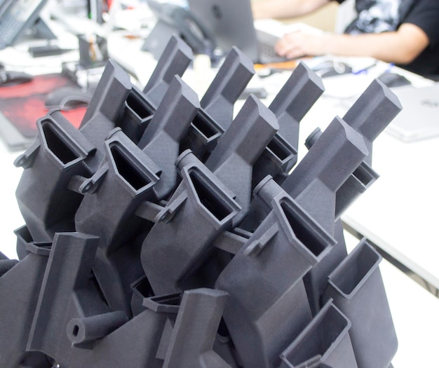 Czarny model wydrukowany na drukarce 3D w biurze laboratoryjnym