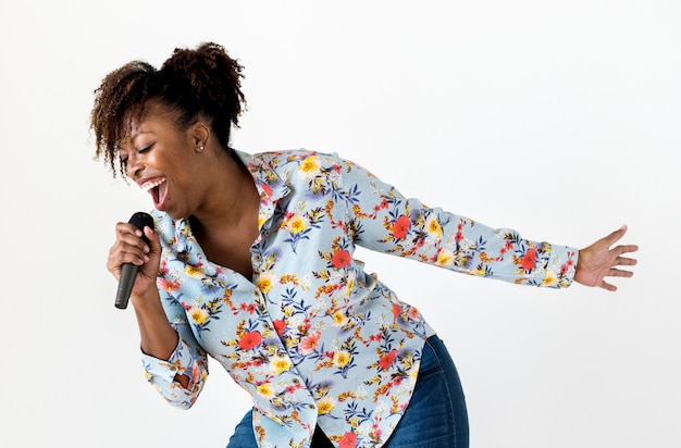 Czarny namiętna kobieta śpiewa karaoke wokalista