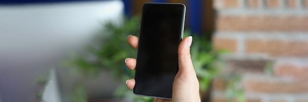 Czarny Nowoczesny Smartfon W Kobiecej Dłoni W Biurze