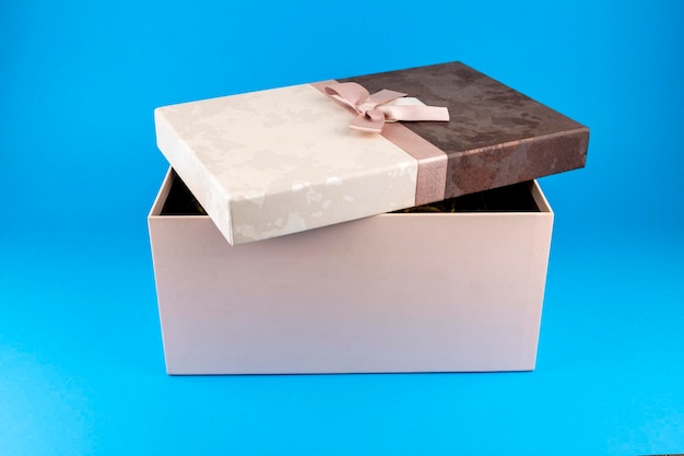 Czarny piątek pudełko z różową kokardką na niebieskim tle Pocztówka z poziomym banerem