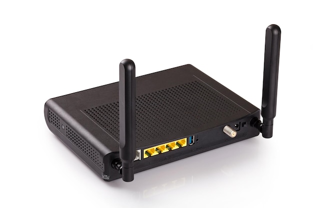 Zdjęcie czarny router bezprzewodowy na białym tle