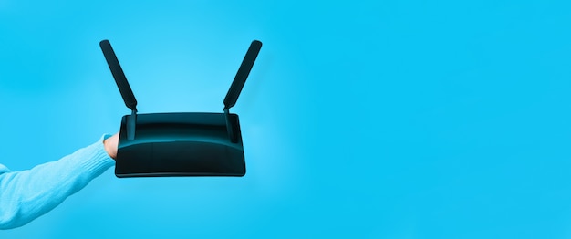 Czarny Router Wifi Pod Ręką Na Niebieskim