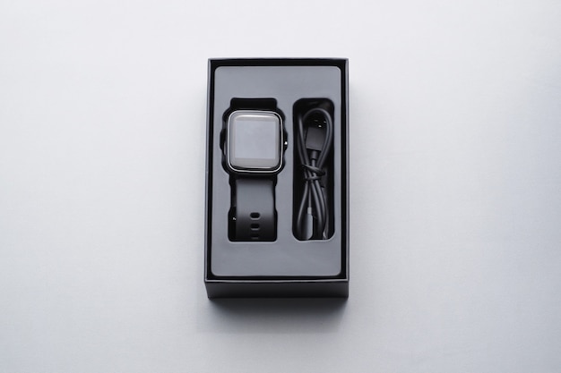 Czarny smartwatch w pudełku