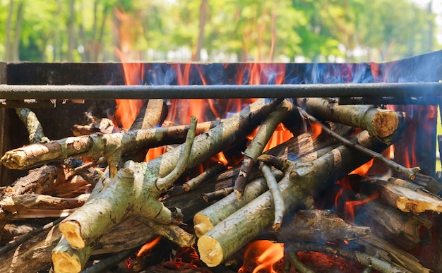 Zdjęcie czarny spalony węgiel grillowy grill naturalny jako tło