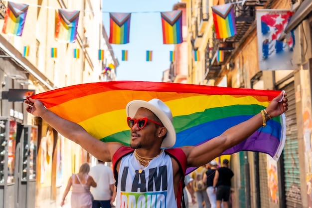 Czarny Wesoły, Chodzący W Okularach Przeciwsłonecznych Na Imprezie Z Flagą Lgbt