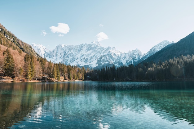 Czarujące Dolomity Magiczna górska wioska na tle zapierających dech w piersiach Dolomitów we Włoszech Europa