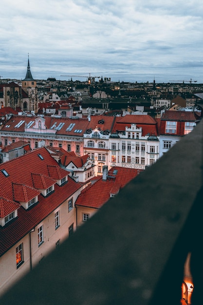 Czarujący krajobraz miasta Pragi w Czechach w zmierzchu