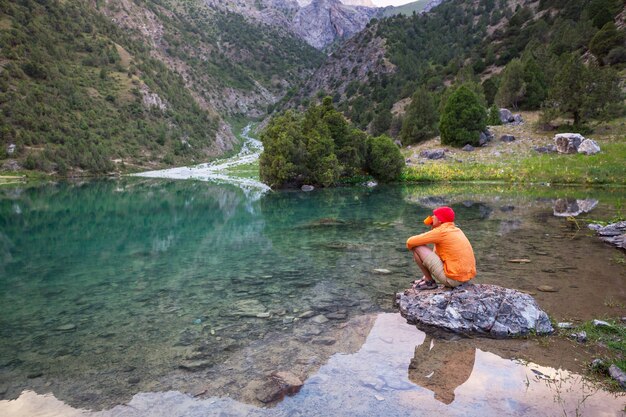 Czas na Wanderlust. Mężczyzna piesze wycieczki w piękne góry Fann w Pamirze w Tadżykistanie. Azja centralna.