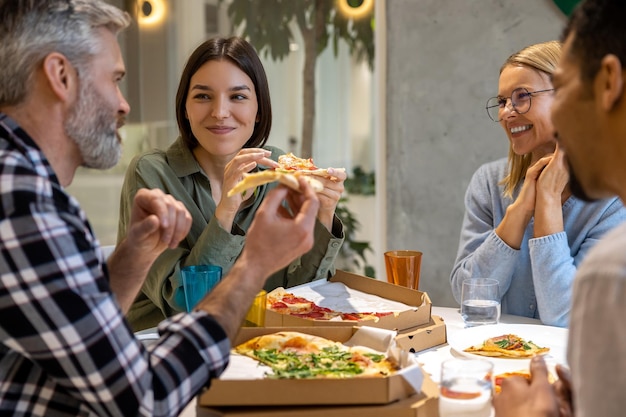 Czas obiadu Przyjaciele dobrze się bawią podczas obiadu i cieszą się pizzą