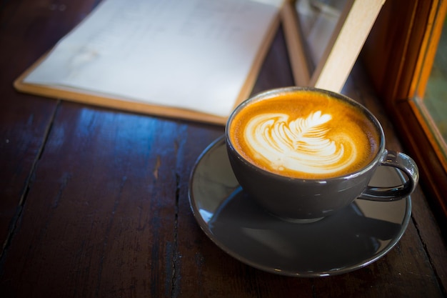 czas relaksu gorącej kawy latte art