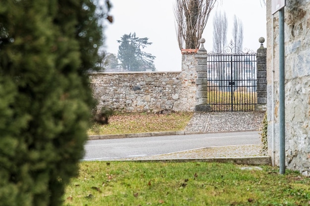 Zdjęcie czas śniegu montegnacco wśród historycznych rezydencji i starożytnych kościołów