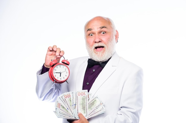 Czas to pieniądz Starszy mężczyzna Emeryt trzyma gotówkę i zegar Zarabiaj pieniądze Bankowość i oszczędzanie System oszczędnościowy i ubezpieczenie na życie Bezpieczeństwo gotówki Bogaty dziadek Odnoszący sukcesy biznesmen