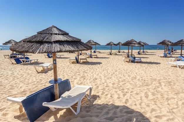 Czas wolny turystów na plaży w Portugalii. . Ilha Tavira