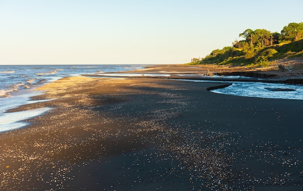 Czas zachodu słońca na pustej plaży morskiej