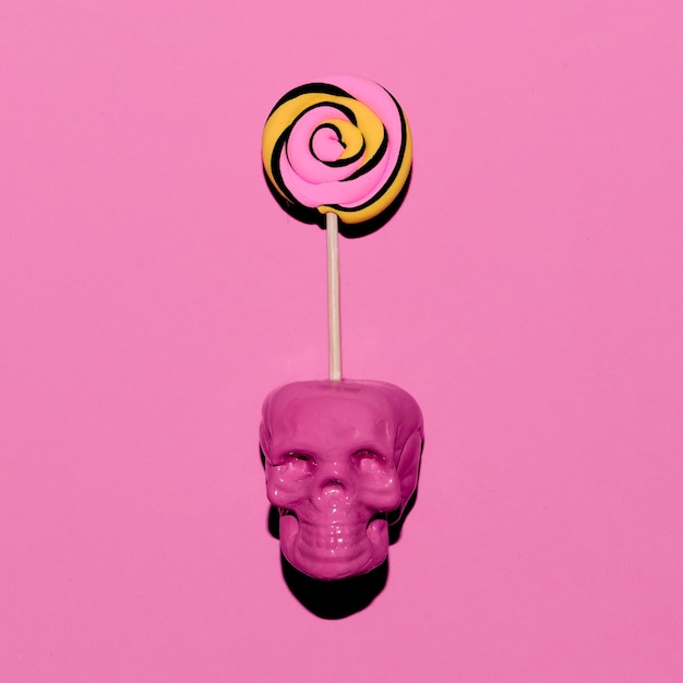 Zdjęcie czaszka i lizak. cukierkowy różowy nastrój mody