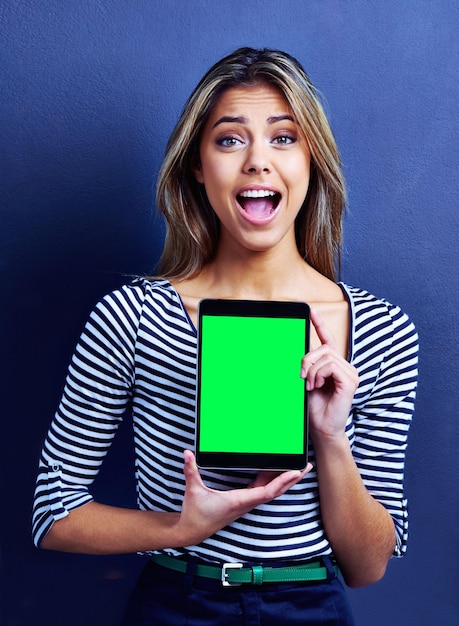 Czego jeszcze nie widziałeś Zdjęcie podekscytowanej młodej kobiety trzymającej cyfrowy tablet
