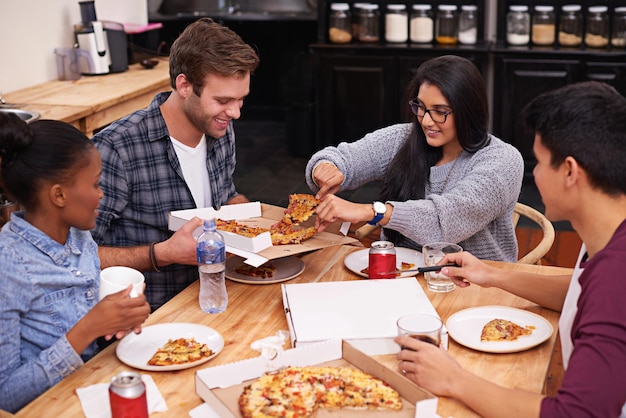 Czeka na pyszność Przycięte zdjęcie grupy przyjaciół wspólnie delektujących się pizzą