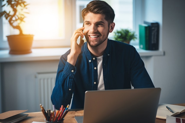 czekałem na Twój telefon! wesoły młody przystojny mężczyzna rozmawia przez telefon komórkowy