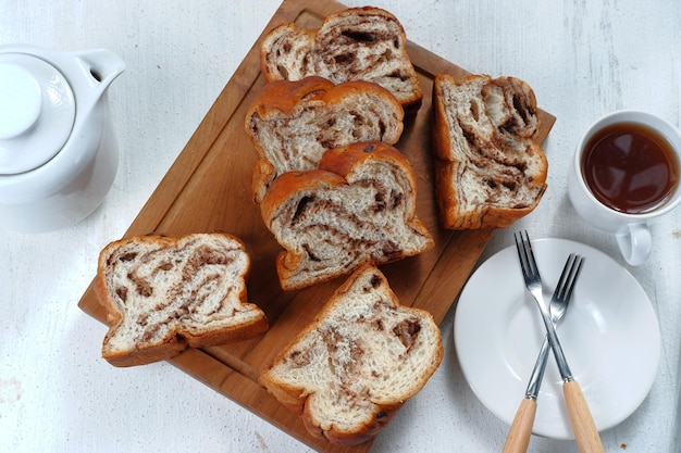 czekolada Babka lub Brioche Chleb-czekolada wirowa chleb, w plasterkach na białym tle.