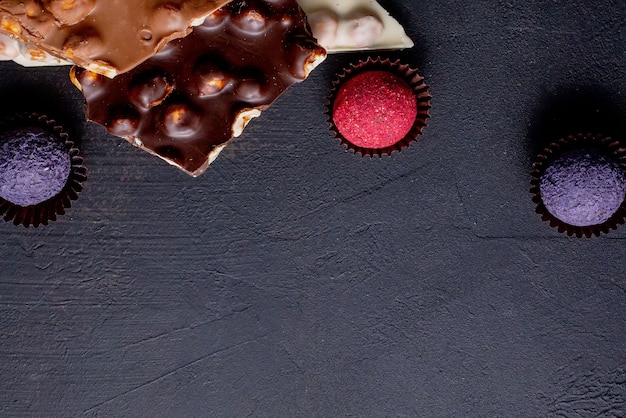 Czekolada, pokruszone kawałki gorzkiej czekolady i orzechy. Pralinki Czekoladowe słodycze. Skopiuj miejsce