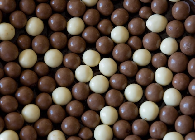 Czekoladowa okładka z kulkami z brązowej i białej czekolady