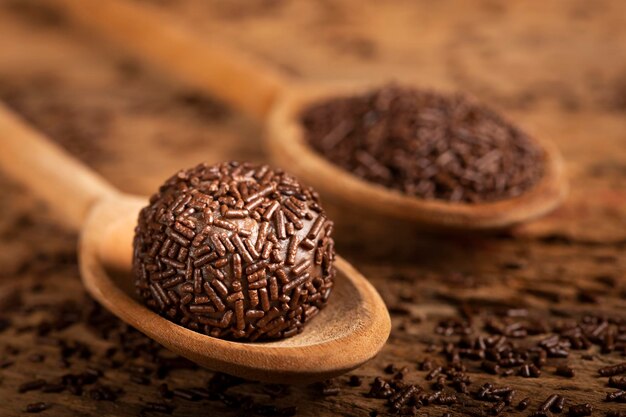 Czekoladowe Brigadeiro w drewnianej łyżce Brigadeiro tradycyjne brazylijskie słodycze