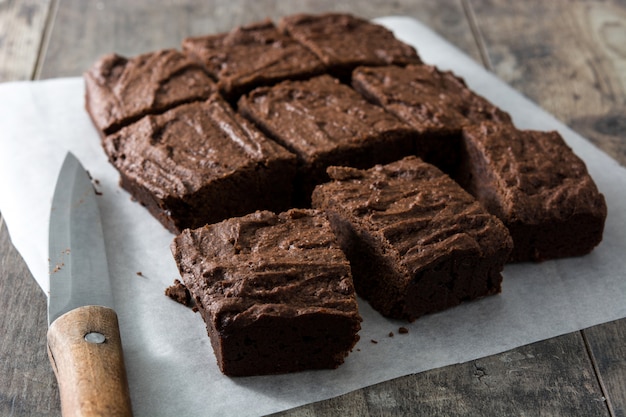 Czekoladowe brownie porcje na drewnianym